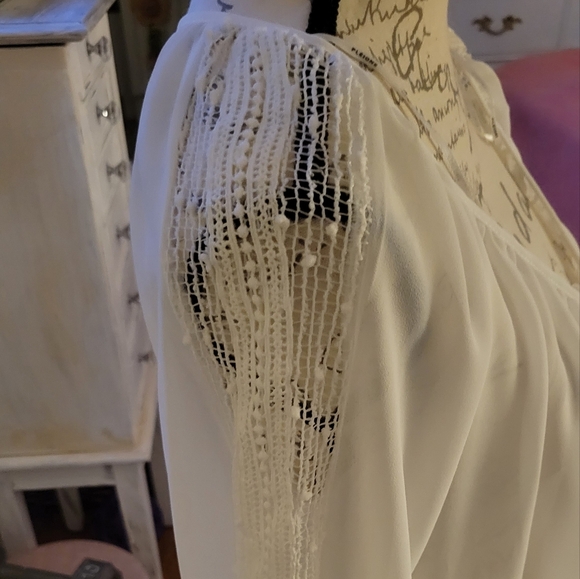 Ladies white blouse - Picture 2 of 4